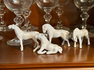 Juego 8 caballos de porcelana