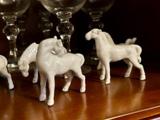 Juego 8 caballos de porcelana