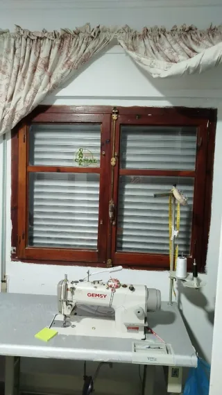 Ventana de madera con persiana