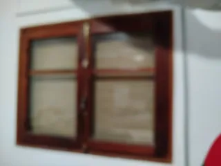 Ventana de madera con persiana