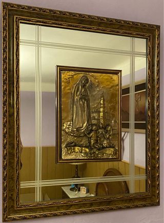 Espejo Marco Dorado con Relieve Religioso