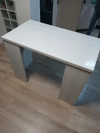 Escritorio blanco de madera
