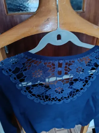 Cardigan curto azul arrendado nas costas