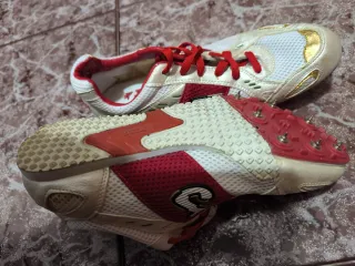 Zapatillas atletismo Joma con clavos.