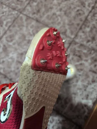 Zapatillas atletismo Joma con clavos.