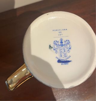 Jarra y vasos de porcelana dorada