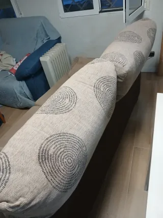 Sofá de tela beige y marrón