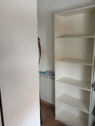 Estantería blanca de madera