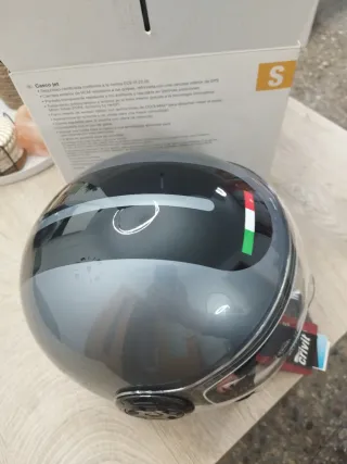 Dos cascos de moto negros  Juntos o separados