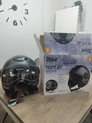 Dos cascos de moto negros  Juntos o separados