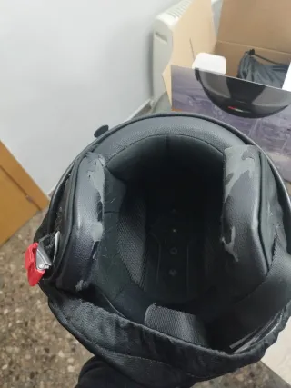 Dos cascos de moto negros  Juntos o separados