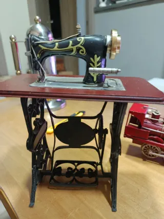 MAQUINA de coser antigua de chapa TREN- BICICLETA