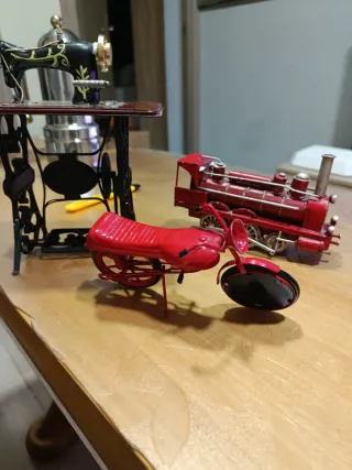 MAQUINA de coser antigua de chapa TREN- BICICLETA