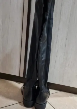 Stivali neri sopra al ginocchio con zip laterale
