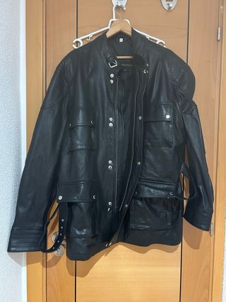 Chaqueta de cuero negra estilo motero