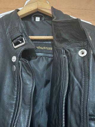 Chaqueta de cuero negra estilo motero