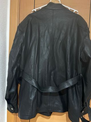 Chaqueta de cuero negra estilo motero