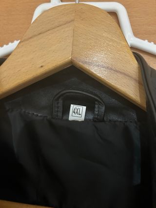 Chaqueta de cuero negra estilo motero