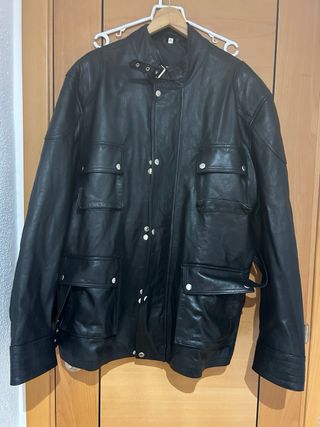Chaqueta de cuero negra estilo motero