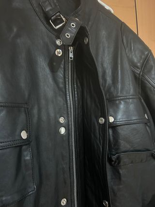 Chaqueta de cuero negra estilo motero