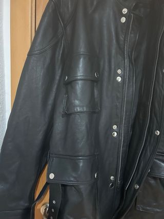 Chaqueta de cuero negra estilo motero