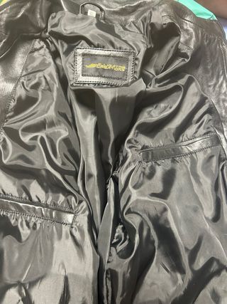 Chaqueta de cuero negra estilo motero