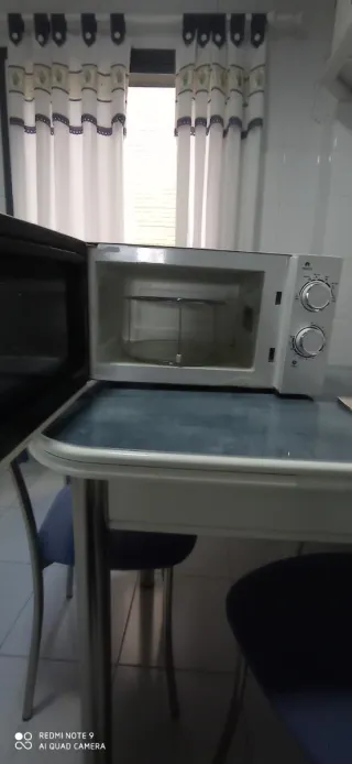 Microondas blanco con mandos plateados