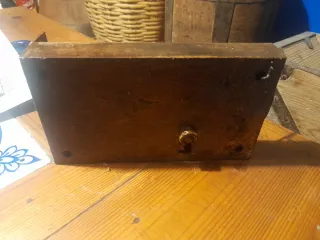 Cerraja antigua de hierro