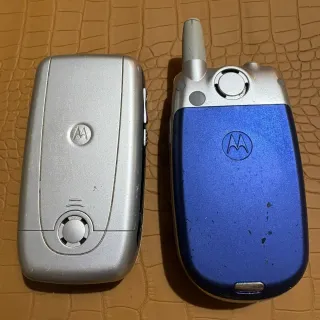 Motorola V526 y BT50 con cargadores