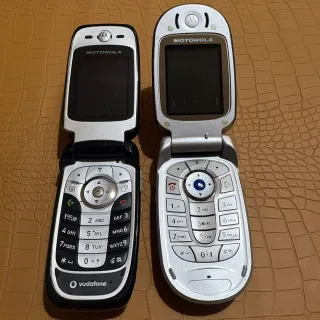 Motorola V526 y BT50 con cargadores