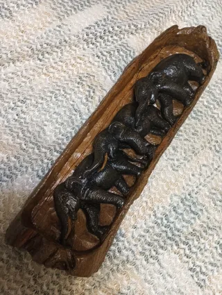 Talla relieve dentro de tronco de madera de teca