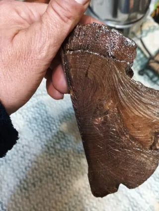 Talla relieve dentro de tronco de madera de teca