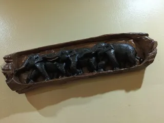 Talla relieve dentro de tronco de madera de teca