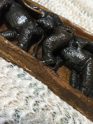 Talla relieve dentro de tronco de madera de teca