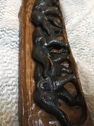 Talla relieve dentro de tronco de madera de teca