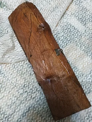 Talla relieve dentro de tronco de madera de teca