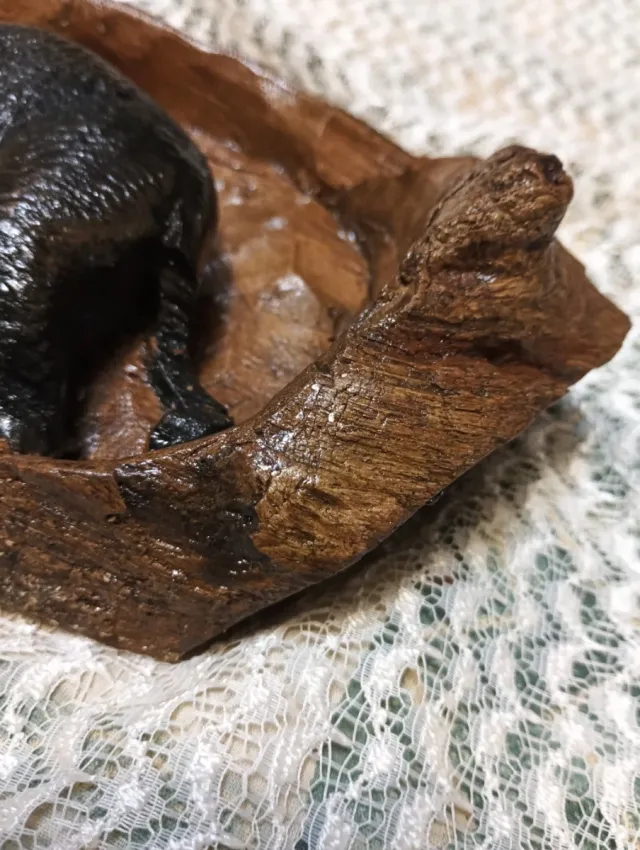 Talla relieve dentro de tronco de madera de teca