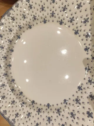 2 Platos llanos La Cartuja, modelo Flor de Lis