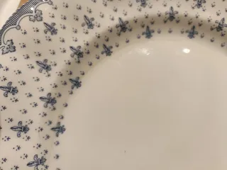 2 Platos llanos La Cartuja, modelo Flor de Lis