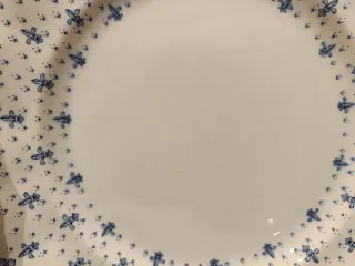 2 Platos llanos La Cartuja, modelo Flor de Lis