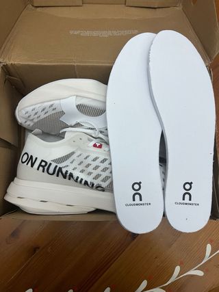 Zapatillas On Running Cloudstrike Beige/Blanco