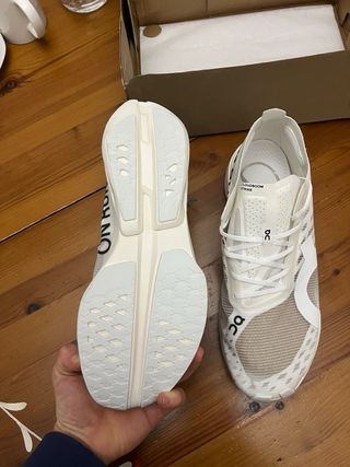 Zapatillas On Running Cloudstrike Beige/Blanco