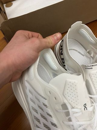 Zapatillas On Running Cloudstrike Beige/Blanco