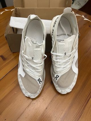 Zapatillas On Running Cloudstrike Beige/Blanco