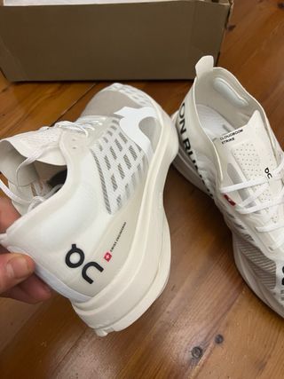 Zapatillas On Running Cloudstrike Beige/Blanco