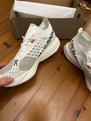 Zapatillas On Running Cloudstrike Beige/Blanco