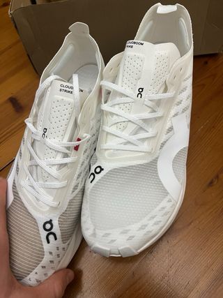 Zapatillas On Running Cloudstrike Beige/Blanco