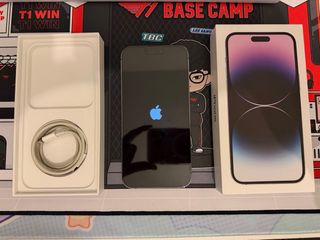 iPhone 14 Pro Max con cable de carga