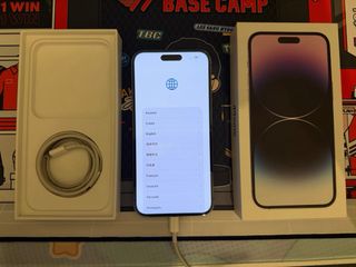 iPhone 14 Pro Max con cable de carga