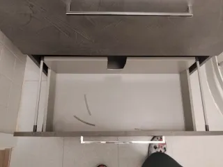 Mueble de baño gris con lavabo